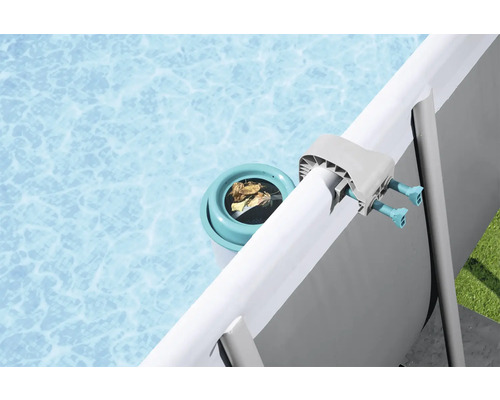 Pool-Oberflächenskimmer am Beckenrand zur Reinigung des Schwimmbeckens