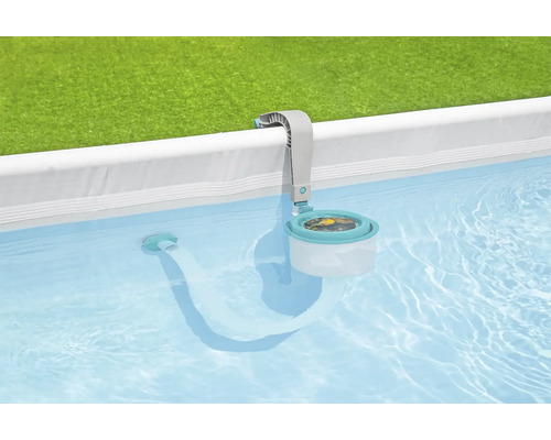 Oberflächenskimmer im Pool zur Reinigung der Wasseroberfläche