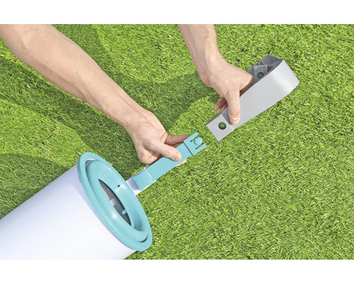 Mann montiert Poolleiter auf Rasen