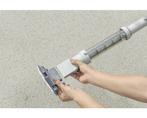 Lay-Z-Spa Staubsauger mit Bürstenaufsatz in der Hand