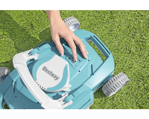 Logo Bestway sur un robot de nettoyage de piscine sur une pelouse