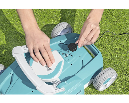 Une personne branche la prise d''une tondeuse à gazon.