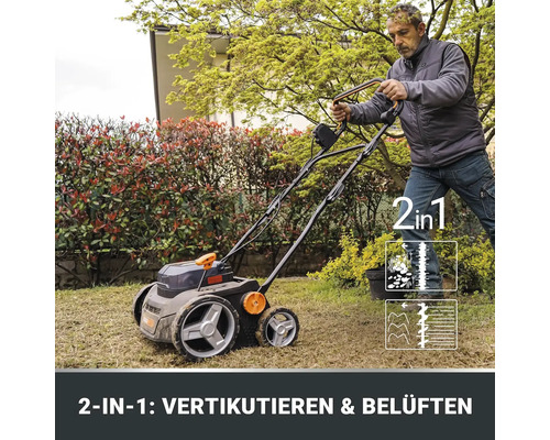 Un homme scarifie la pelouse avec un scarificateur et aérateur 2 en 1 dans le jardin.