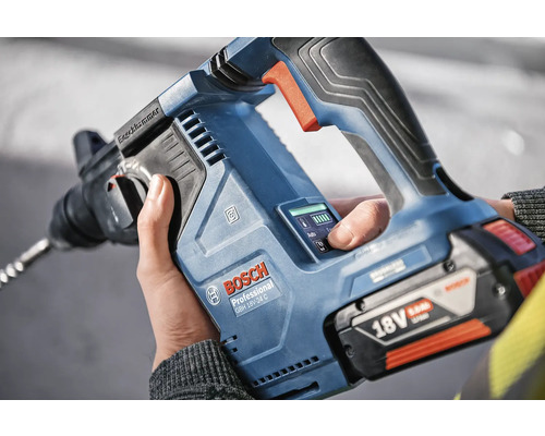 Perceuse avec foret et batterie, logo Bosch.