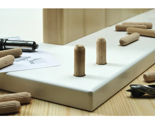 Tourillons en bois dans une pièce avec des outils
