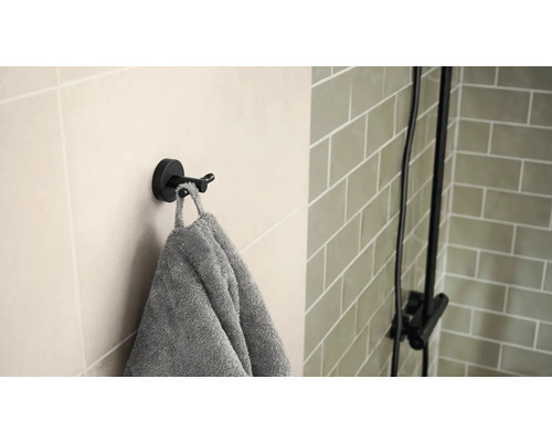 Badezimmeransicht mit Handtuchhalter mit Handtuch und Duscharmatur