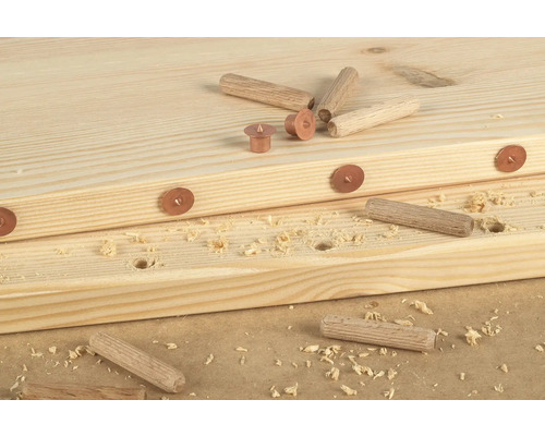 Planches en bois avec chevilles et ferrures