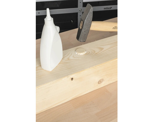 Prise de vue d''une pièce de bois avec un marteau, de la colle à bois et une cheville en bois