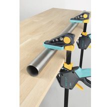 Pièce à usiner fixée avec des serre-joints à une main Wolfcraft et un tube