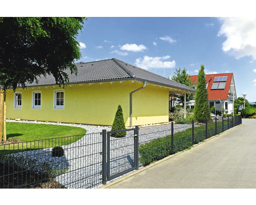 Vue d''une maison d''habitation avec une clôture en treillis soudé double fil pour délimiter la propriété