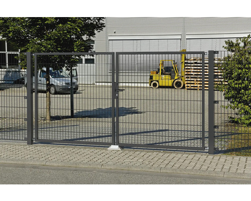 Doppeltor aus Metall vor einem Industriegelände