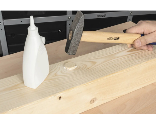 Prise d''une pièce en bois travaillée avec un marteau et de la colle à bois