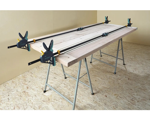 Porte en bois sur table de travail fixée avec des serre-joints