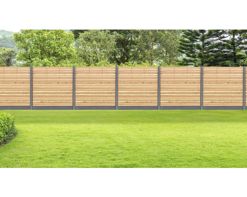 Clôture en bois dans le jardin