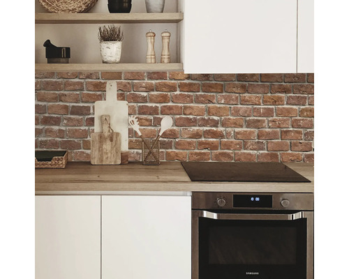 Küchenszene mit Backsteinmauer, Schneidebrettern, Kochutensilien und Samsung Ofen.