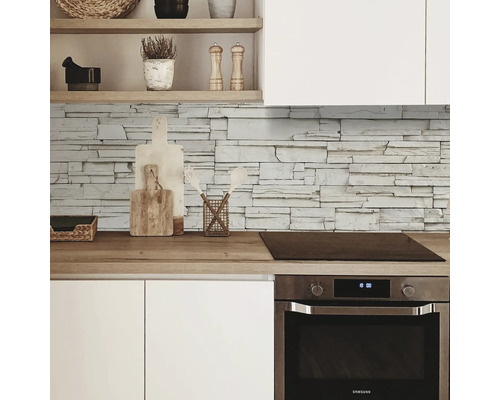 Küchenszene mit Steinverblendung, Arbeitsplatte und Einbauherd