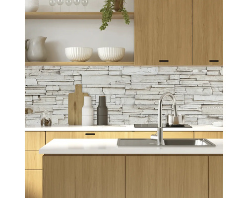 Moderne Küche mit Steinwand, Spüle und Holzelementen.