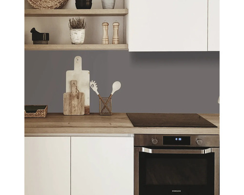 Küchenszene mit Küchenutensilien, Regalen und Elektroherd