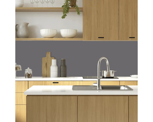 Moderne Küche mit Holzschränken, Spüle und Kochfeld