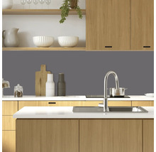 Küchenszene mit Holzschränken, Spüle und Küchenutensilien