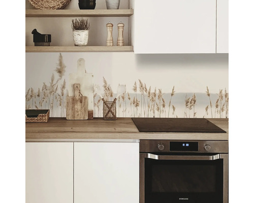Küchenszene mit modernem Küchendekor, einschließlich Schilf-Motiv auf dem Spritzschutz