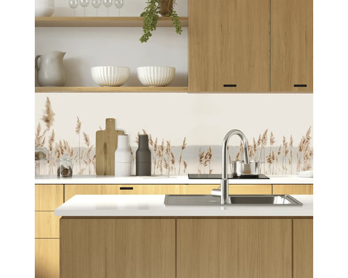 Küchenszene mit Spüle, Armatur, Arbeitsplatte und Küchenschränken mit Motivtapete