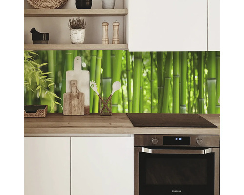 Crédence de cuisine avec motif de bambou derrière une cuisinière et des ustensiles de cuisine