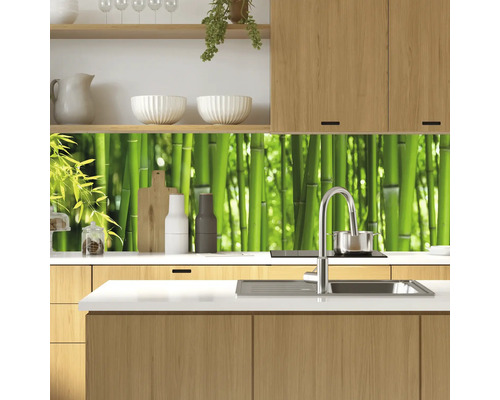 Cuisine moderne avec motif de bambou comme crédence derrière l''évier