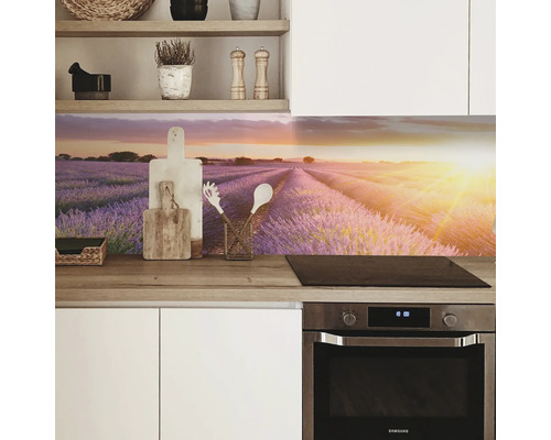 Küchenrückwand mit Lavendelfeld-Motiv in einer modernen Küche.