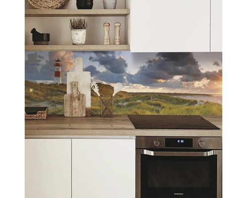 Küchenrückwand mit Leuchtturmmotiv in einer Küche