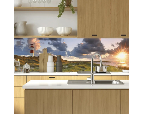 Küchenrückwand mit Leuchtturm-Motiv hinter einem Spülbecken