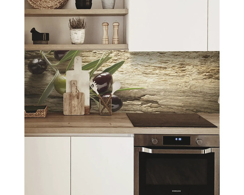 Küchenszene mit Oliven-Motiv auf der Küchenrückwand