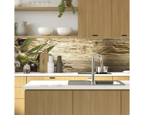 Küchenszene mit Holzküchenschränken, Spüle, Armatur und Rückwand mit Olivenmotiv