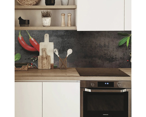 Crédence de cuisine avec motif de piment dans une cuisine moderne