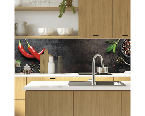 Crédence de cuisine avec motif de piment et d''épices dans une cuisine moderne