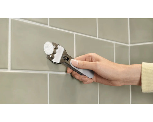 Fliesenreiniger mit Klinge in Verwendung auf Fliesen