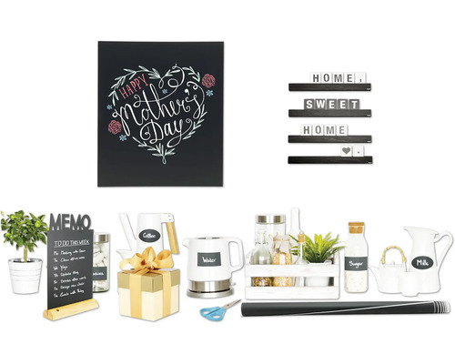 Nature morte décorative avec tableau noir, cadeau, articles ménagers et plantes