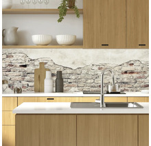 Küchenszene mit Holzschränken, Spüle und Backsteinmauer-Dekor