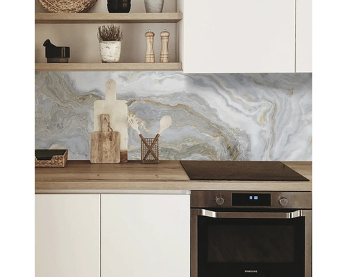 Scène de cuisine avec plan de travail, évier et panneau mural à motif marbré