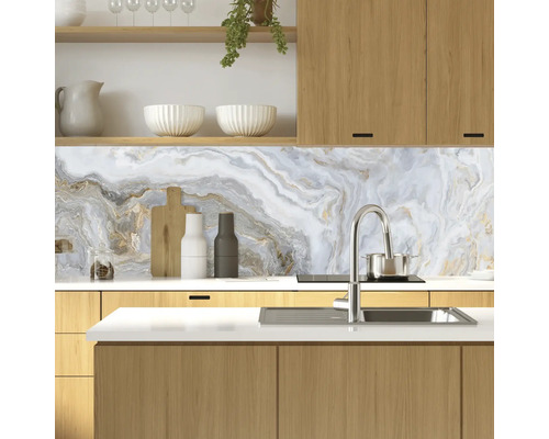 Scène de cuisine avec panneau mural en marbre, évier et éléments en bois