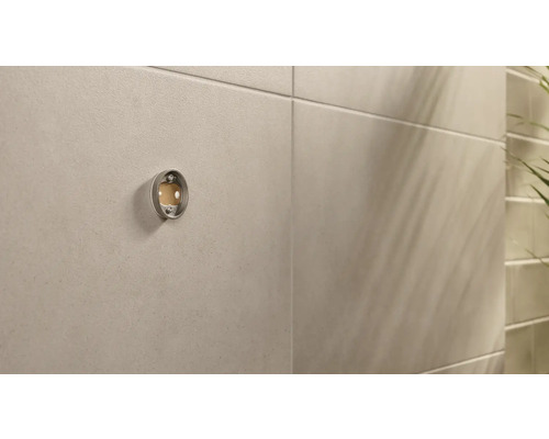 Support de papier toilette en métal sur un mur de salle de bain