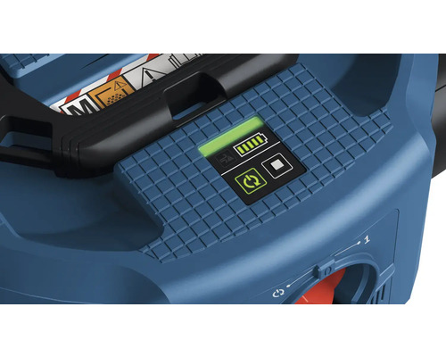 Detailansicht eines Rasenmähers mit Akkuanzeige und Bedienelementen