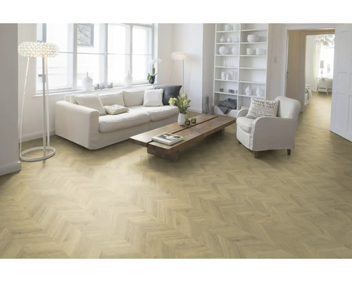 Salon lumineux avec canapé, fauteuil et parquet à chevrons
