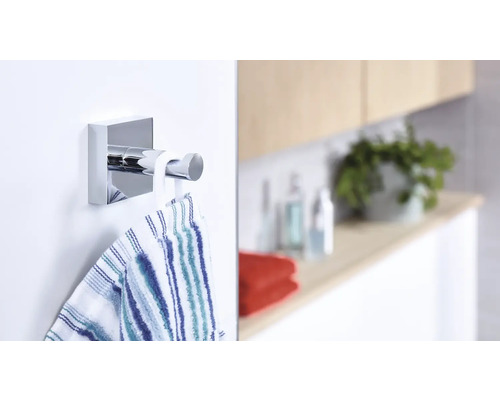 Quadratischer Handtuchhaken aus Metall mit Handtuch im Badezimmer