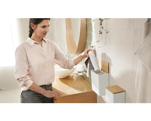 Scène de salle de bain avec femme, lavabo et boîtes de rangement murales