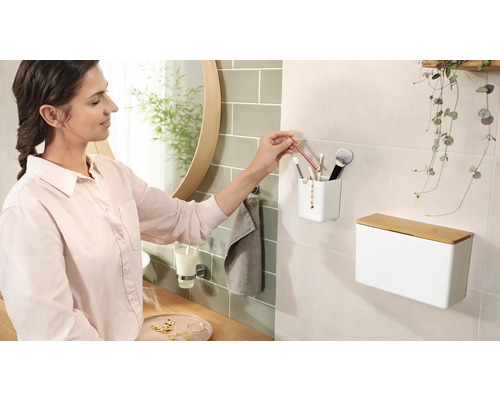 Scène de salle de bains avec récipient cosmétique, pinceaux de maquillage et femme