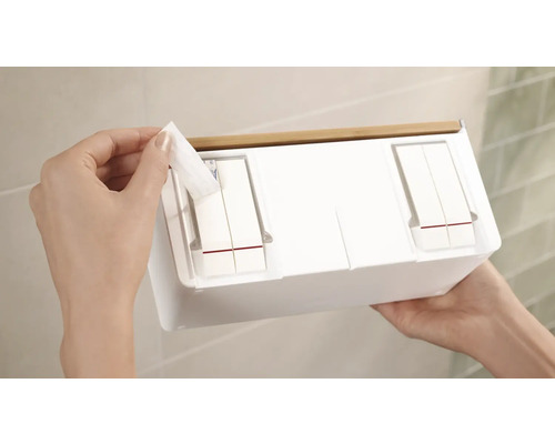 Boîte de lingettes humides avec couvercle en bambou en cours d''utilisation