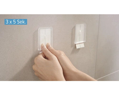Fixation d''une bande adhésive au mur