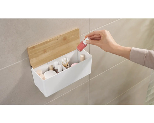 Rangement de salle de bain avec couvercle en bois et main ajoutant du vernis à ongles