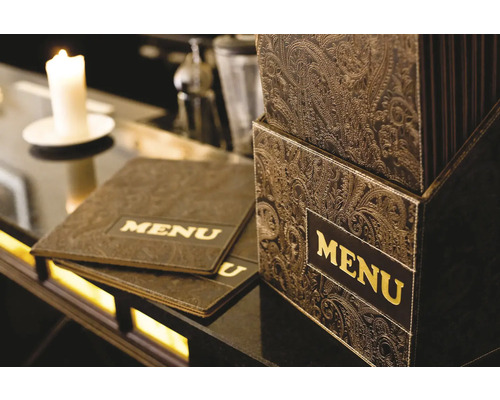 Porte-menus et cartes de menu à motifs sur une table